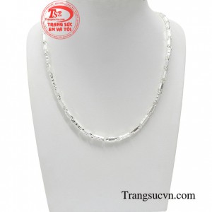 Dây chuyền bạc nam thần thái mang phong cách thời trang phóng khoáng hiện đại