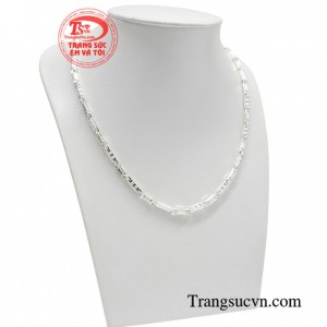 Dây chuyền bạc nam thần thái là phụ kiện không thể thiếu của phái mạnh