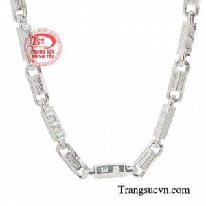 Sản phẩm được chế tác từ bạc 925 cao cấp bền đẹp