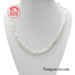 Dây chuyền bạc nam thu hút đòi hỏi rất nhiều công đoạn từ khâu thiết kế lên ý tưởng đến khi hoàn thành. 