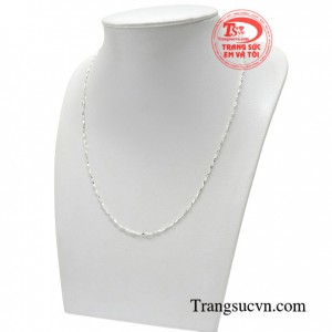 Các chi tiết đều được chế tác một cách tỉ mỉ mang đến chiếc dây chuyền hoàn hảo