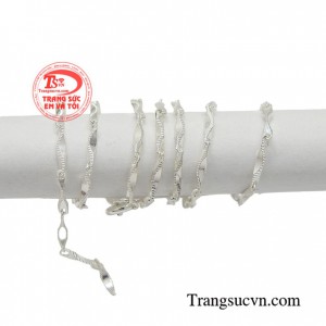 Dây chuyền bạc nữ tính là sản phẩm trang nhã