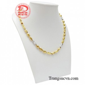 Dây chuyền là phụ kiện không thể thiếu của cánh mày râu, sản phẩm thể hiện được phong cách thời trang, cá tính riêng của mỗi người