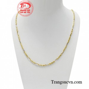 Dây chuyền nam đẹp lịch lãm với sự khéo léo của người thợ kim hoàn kết hợp giữa vàng màu và vàng trắng tạo nên chiếc dây chuyền sang trọng và tinh tế