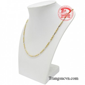 Dây chuyền vàng tây cũng dễ dàng kết hợp cùng nhiều kiểu trang phục và lứa tuổi