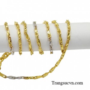 Dây chuyền nữ vàng thanh nhã được chế tác tỉ mỉ và tinh xảo trên nền chất liệu vàng 10k sáng bóng