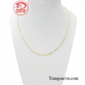 Dây chuyền nữ vàng tinh xảo với kiểu dáng thanh lịch rất phù hợp với bạn nữ dáng người mảnh dẻ