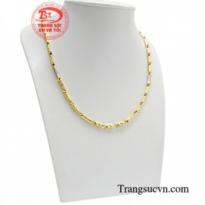 Sản phẩm được kết hợp hoàn hảo của các mắt xích với nhau tạo nên chiếc dây chuyền vàng cá tính và thời trang