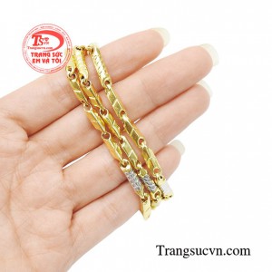Sản phẩm được kết hợp hoàn hảo của các mắt xích với nhau tạo nên chiếc dây chuyền vàng cá tính và thời trang