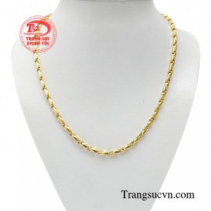 Dây chuyền phong cách lịch lãm mang vẻ ngoài khỏe khoắn.