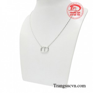 Dây chuyền quý cô thanh lịch dễ dàng kết hợp cùng nhiều kiểu trang phục giúp các quý cô luôn tự tin, cuốn hút và hấp dẫn ánh nhìn