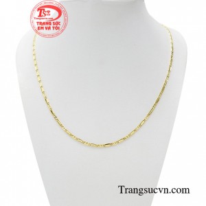 Dây chuyền vàng sắc sảo với kiểu dáng tuy đơn giản nhưng vẫn thể hiện nét đẹp cho người đeo