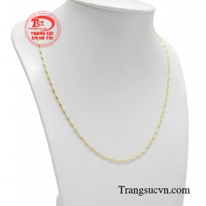  Thật tuyệt vời khi bạn mặc cùng bộ trang phục duyên dáng khéo léo kết hợp cùng chiếc dây chuyền thời thượng trông bạn thực sự thu hút và hiện đại. 