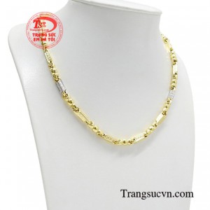 Chỉ với một chiếc dây chuyền cũng có thể biến tấu linh hoạt cùng nhiều phong cách trang phục khác nhau.