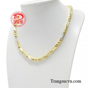 Từ những chiếc áo somi lịch thiệp đến những chiếc áo phông khỏe khoắn đều có thể kết hợp đầy cá tính.