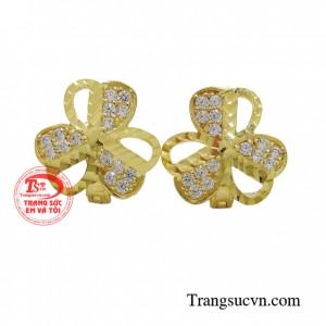 Hoa tai 3 lá may mắn được thiết kế cầu kỳ và độc đáo mang đến vẻ đẹp sang trọng cho người đeo