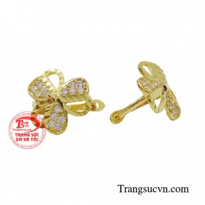 Hoa tai được thiết kế cỏ 3 lá đính đá lấp lánh, sắc sảo là sự lựa chọn cho phong cách thời trang