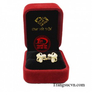 Hoa tai 3 lá may mắn được thiết kế cầu kỳ và độc đáo mang đến vẻ đẹp sang trọng cho người đeo