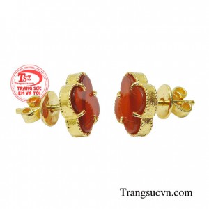 Ngoài ra chỉ cần một đôi hoa tai nhỏ nhưng tinh tế cũng giúp các nàng thu hút sự chú ý của những người xung quanh rồi đấy