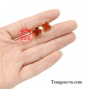 Hoa tai là món phụ kiện không thể thiếu của chị em phụ nữ nó khiện cho chị em trông xinh xắn, rạng ngời hơn