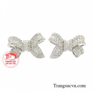 Hoa tai bạc duyên dáng là một trong những trang sức đơn giản nhưng lại có sức hút khó cưỡng đối với phái đẹp