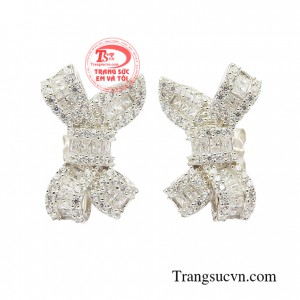 Hoa tai bạc duyên dáng là món quà tuyệt vời dành tặng bạn bè và người thân