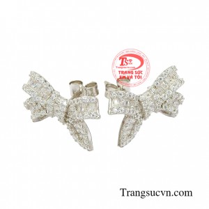 Hoa tai bạc duyên dáng