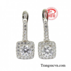 Hoa tai bạc nữ tính với thiết kế này bạn có thể dễ dàng phối với bất kỳ bộ trang phục nào từ dạo phố cho đến công sở