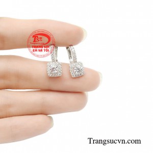 Sản phẩm sẽ giúp các cô gái mang đến một hình ảnh từ một cô gái hiện đại, nữ tính luôn biết cách chăm chút và tự tin vào chính mình