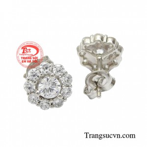 Khi sở hữu một đôi bông tai phù hợp với khuôn mặt sẽ giúp tôn lên các đường nét khuôn mặt thêm xinh xắn, rạng ngời