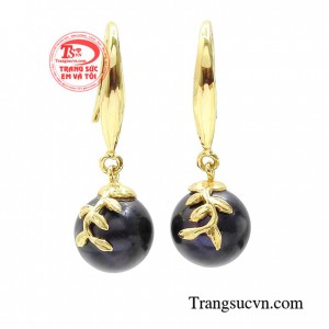 Hoa tai ngọc trai đen huyền bí mang đến vẻ đẹp trang nhã, quyến rũ cho người đeo