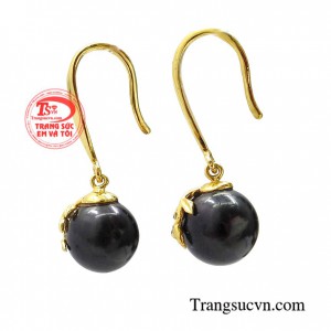 Sở hữu đôi bông tai này chắc chẵn giúp bạn tự tin và tỏa sáng hơn, hoa tai ngọc trai đen huyền bí tạo nên vẻ đẹp riêng cho phụ nữ Á Đông