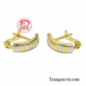 Đôi hoa tai là món phụ hiện không thể thiếu cho các cô nàng yêu vẻ đẹp nữ tính, dịu dàng. 