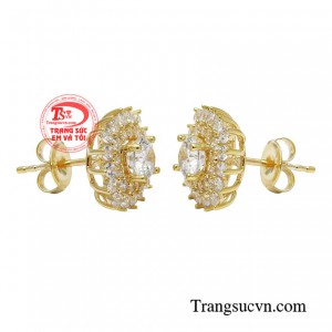Ngoài việc giúp chị em mình tăng thêm vẻ đẹp rạng rỡ thì đôi bông tai chính là vũ khí tinh tế thể hiện đẳng cấp bản thân.