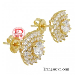 Nhưng diện sao để thu hút mọi ánh nhìn thì chỉ cần lựa chọn đôi bông tai đầy tinh tế này cũng đủ khiến bạn tỏa sáng.