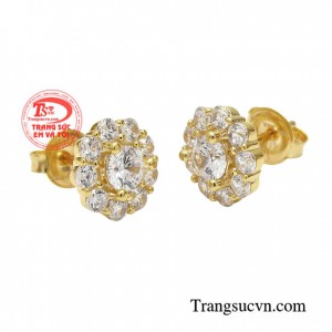 Những đôi hoa tai xinh xắn được thiết kế tỉ mỉ ẩn hiện trong từng góc nghiêng của khuôn mặt thấp thoáng sau làn tóc và mỗi lần các nàng vén tóc