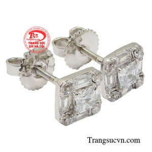 Đôi hoa tai tô điểm thêm cho gương mặt bừng sáng, giúp bạn có được vẻ ngoài xuất chúng.