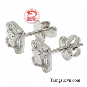 Chẳng cần cầu kỳ phô trương, bằng cách lựa chọn trang sức phù hợp cũng đủ kiến bạn tự tin trở thành người xinh đẹp nhất.