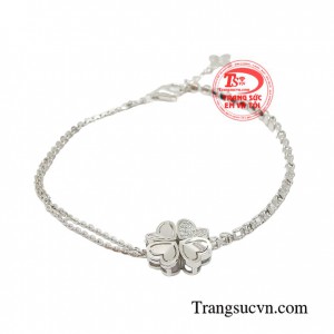 Lắc tay 4 lá xinh xắn sở hữu thiết kế độc đáo, nổi bật với các đường nét sang trọng, nhẹ nhàng