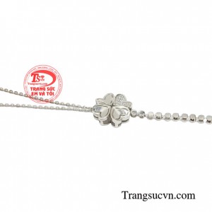 Lắc tay 4 lá xinh xắn sở hữu thiết kế độc đáo, nổi bật với các đường nét sang trọng, nhẹ nhàng