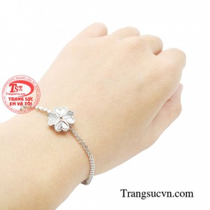 Đây sẽ là mẫu lắc tay đẹp cho các nàng làm tragn sức hàng ngày hoặc phối cùng các mẫu váy áo dự tiệc, dạo phố