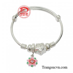 Lắc tay bạc trẻ em dễ thương mang đến nét tinh nghịch hồn nhiên cho trẻ nhỏ.