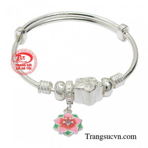 Chiếc lắc bạc là một món quà truyền thống được sử dụng được làm quà tặng vào địp đầy tháng cho các bé.