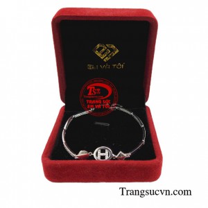 Chiếc lắc tay giúp các nàng trở nên xinh xắn và duyên dáng hơn trong những bộ cánh thướt tha và nữ tính