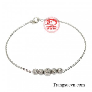 Lắc tay may mắn thời thượng là bí quyết để nàng thêm toả sáng. 