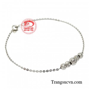 Chỉ với một chiếc lắc tay nhỏ xinh cũng giúp chị em chỉn chu hơn trong việc chọn trang phục. 