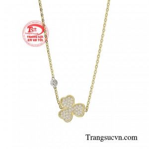 Đó cũng là lý do mà các chị em nên sở hữu một chiếc lắc tay giúp mình trở nên thanh lịch và chỉn chu hơn trong mỗi bộ trang phục.