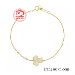 Chiếc lắc tay lấp lánh mang vẻ đẹp bừng sáng khiến người diện món trang sức này trở nên thu hút hơn bao giờ hết.