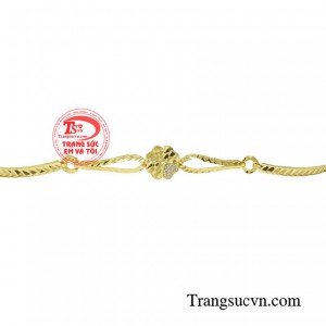 Cùng với thiết kế hình cỏ 4 lá mang ý nghĩa về tình yêu, niềm tin, hy vọng và may mắn.