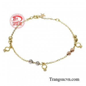 Lắc tay thời trang quyến rũ có kiểu dáng nhẹ nhàng giúp các bạn gái trở nên nữ tính và ngọt ngào hơn tạo dấu ấn với người đối diện.